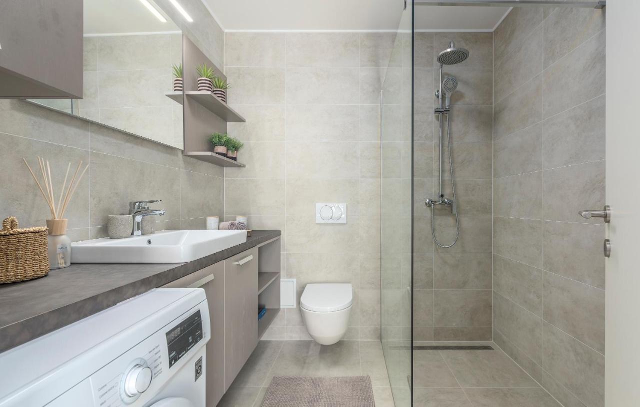 Just Renovated Stylish 2 Bedrooms Apartment Only A Few Steps From The Beach! Novigrad Istria 外观 照片